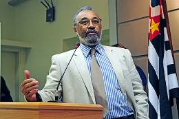 Imagem: Oswaldo Luiz Alves, vice-presidente da Academia Brasileira de Ciências e professor da UNICAMP, profere a palestra de abertura (Foto: divulgação)