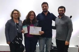 Imagem: O egresso do Curso de Ciência da Computação Macílio Ferreira e as docentes Maria Viviane Menezes e Leliane Nunes de Barros, de Quixadá, também foram premiados no ENIAC (Foto: acervo pessoal)