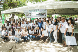 Foto de um grupo de pessoas debaixo de um toldo para ações de saúde da Semana do Servidor