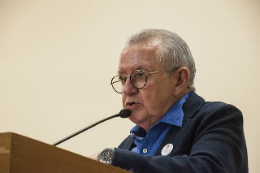 Foto do reitor da UFC, Prof. Henry de Holanda Campos, discursando no púlpito do auditório.