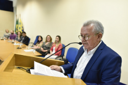 Foto do Reitor da UFC, Henry Campos, discursando no púlpito do Auditório da Reitoria.