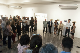 Foto da diretora do MAUC discursando para o público na abertura da exposição