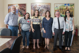 Imagem: Consultora da UNESCO é recebida pelo reitor Henry Campos em seu gabinete