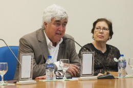 Imagem: O Prof. Abílio Baeta Neves, presidente da CAPES, e a Profª Valéria Góes, diretora da Faculdade de Medicina da UFC, participaram da abertura do evento (Foto: Ribamar Neto/UFC)