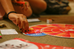 Imagem: Jogo "Tic-tac"  reflete sobre o tempo em uma sociedade ultrarrápida (Foto: Divulgação da equipe)