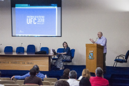 Imagem: O Anuário foi apresentado pelo pró-reitor de Planejamento e Administração, Prof. Almir Bittencourt (Foto: Ribamar Neto/UFC)