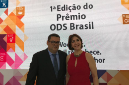 Imagem: Foto do professor Alexandre Araújo Bertini (coordenador do Escritório) e da professora Nadja Ghleuca da Silva Dutra Montenegro durante o evento