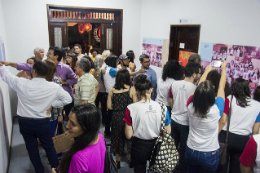 Imagem: Foto das pessoas olhando as fotos do memorial do Jubileu de Ouro da Casa de Cultura Francesa