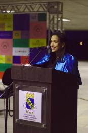 Imagem: A Profª Marília Soares Mendes enfatizou a experiência pessoal de cada concludente no ambiente universitário (Foto: Yan Vancelis)