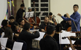 Foto da Orquestra de Câmara da UFC Sobral em um concerto