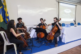 Imagem: Palestra do Prof. José Roque foi precedida por uma apresentação do Grupo de Violoncelos da UFC, projeto de extensão vinculado ao Curso de Música (Foto: Ribamar Neto/UFC)