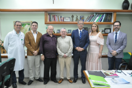 Reitor, presidente da EBSERH e integrantes da comitiva em foto