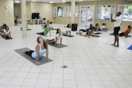 Imagem: foto de pessoas praticando yoga numa sala da UFC