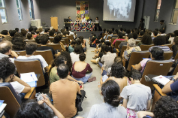 Imagem: O público tem lotado o Auditório Rachel de Queiroz, na Área II, do Centro de Humanidades (Foto: Viktor Braga/UFC)