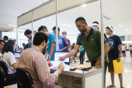 Imagem: A documentação deverá ser entregue pessoalmente no setor de Protocolo da PROGRAD, no Campus do Pici em Fortaleza, ou nas diretorias dos campi do Interior (Foto: Ribamar Neto/UFC)