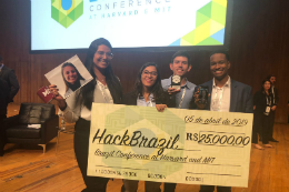 Imagem: Equipe do Aqualuz em cima de um palco segurando o cheque simbólico 