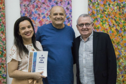 Imagem: No lançamento do catálogo "À flor da pele - a pintura visionária de Stênio Burgos", o artista está ladeado pela diretora do MAUC, Graciele Siqueira, e pelo reitor Henry Campos (Foto: Ribamar Neto/UFC)