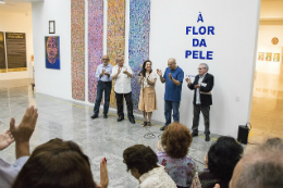 Imagem: Para o curador da mostra, Gilmar de Carvalho, o lançamento do catálogo celebra uma  nova etapa na carreira do consagrado artista (Foto: Ribamar Neto/UFC)