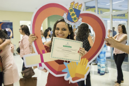 Imagem: Já formada em Pedagogia, Cíntia concluiu Letras-Libras com elevado desempenho acadêmico (Foto: Ribamar Neto/UFC)