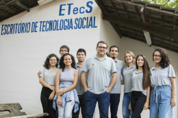 Imagem: Integrantes do ETECS reunidos em frente à sede do projeto (Foto: Ribamar Neto/UFC)