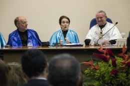 Imagem: Em seu discurso, Maria da Guia também abordou a amplitude das dificuldades do fazer científico e da docência no Brasil ao longo de sua carreira (Foto: Ribamar Neto/UFC)