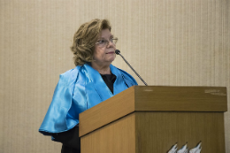 Imagem: Ex-aluna de Maria da Guia, a Profª Dirce Fernandes saudou a homenageada em nome da UFC (Foto: Ribamar Neto/UFC)