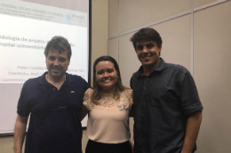 Imagem: A jornalista Ludmila Wanbergna; o Prof. Paulo Alcobia, do Curso de Design da UFC; e o Prof. Danilo Nagem, do Curso de Engenharia Biomédica da UFRN, na defesa da dissertação (Foto: Arquivo pessoal) 