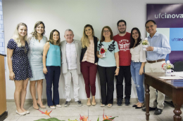 Imagem: Na homenagem aos inventores, estão na imagem (da esquerda para a direita): Caroline Coutinho Filizola, professoras Lucicléia Barros e Luciana de Siqueira, o reitor Henry Campos, Lorena Freire, Profª Sônia Oliveira, Thiago Tajra, Bárbara Denise Lima de Oliveira e o Prof. Rodrigo Porto (Foto: Ribamar Neto/UFC)