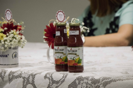 Imagem:   Natchup é um ketchup à base de acerola, abóbora e beterraba sem conservantes e rico em vitamina C (Foto: Ribamar Neto/UFC)