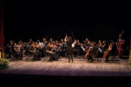 Foto de apresentação da Camerata de Cordas da UFC - Fortaleza com os músicos no palco