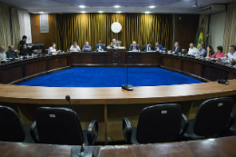 Imagem: Participantes da reunião sentados em cadeiras dispostas em círculo (Foto: Ribamar Neto/UFC)