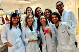 Imagem: O trabalho, de autoria dos estudantes Francisco Augusto Oliveira, Nhaiara Monteiro, Fernando Eugênio Teixeira, Alana Uchoa e Samara Patrício, foi orientado pela Profª Juliane Döering Gasparin Carvalho (na frente, segunda à esquerda), do Departamento de Engenharia de Alimentos (Foto: Ana Letícia Eufrásia)