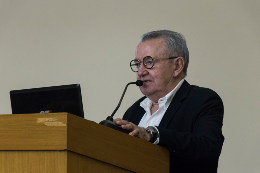 Imagem do Reitor Henry Campos discursando no púlpito do Auditório da Reitoria da UFC