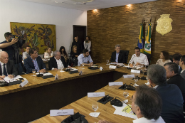 Imagem: Participantes da reunião sentados em cadeiras dispostas ao redor de uma grande mesa (Foto: Viktor Braga/UFC)