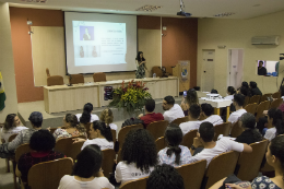 Imagem: Os eventos ocorrem concomitantemente, no auditório da Faculdade de Educação (Foto: Ribamar Neto/UFC)