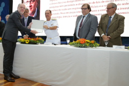 Foto do Prof José Soares na solenidade de posse na Academia Brasileira de Ciências