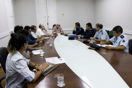 Foto da mesa da sala de reuniões com representantes da UFC e policiais militares