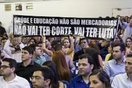 Imagem: Durante o discurso do reitor, grupo de concludentes ergueu faixa