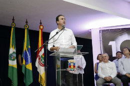 Imagem: Governador Camilo Santana: "um país só se desenvolve se investir em ciência, tecnologia e educação" (Foto: Ribamar Neto/UFC)