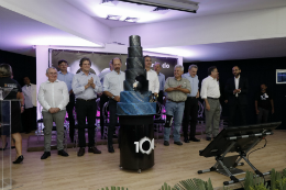 Imagem: Membros da comunidade científica e acadêmica, autoridades públicas, professores e estudantes cantaram "Parabéns para você" quando o eclipse completou exatos 100 anos (Foto: Ribamar Neto/UFC)