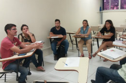 Imagem: foto de pessoas sentadas em círculo em uma sala de aula