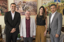 Imagem: Da esquerda para a direita: os gerentes do banco Paulo César Bezerra Júnior e Talita Pereira, o reitor Henry Campos e o o superintendente do programa Santander Universidades, Afrânio Pereira (Foto: Viktor Braga/UFC)