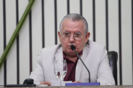 Imagem: Na ocasião, o Prof. Henry Campos afirmou ser imperativa a mobilização de toda a sociedade em defesa das universidades públicas (Foto: Júnior Pio/AL-CE)