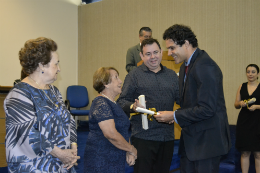 Imagem: Evento foi marcado pela outorga de honrarias a fundadores, docentes, servidores técnico-administrativos e demais pessoas que colaboraram na trajetória de sucesso do Curso de Geologia da UFC (Foto: Alexandre Maciel / CREA-CE)