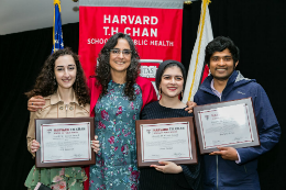 Imagem: A profª Marcia Castro com os premiados Sudipta Saha, Noor Zanial e Lilit Kazazian (Foto: reprodução do Facebook)