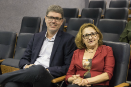 Imagem: O pró-reitor-adjunto de Planejamento e Administração da UFC, Prof. Augusto Albuquerque, e a Profª Virgínia Bentes, do Departamento de Ciência da Informação (Foto: Viktor Braga/UFC)