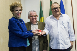 Imagem: Reitor Henry Campos e os filhos da homenageada