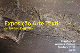 Imagem: Foto de uma arte feita com tecido e o nome da exposição em amarelo