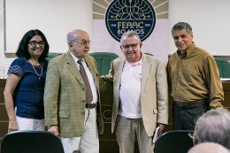 Foto do lançamento do livro sobre os 80 anos da FEAAC