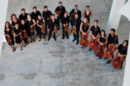 Imagem: Foto dos integrantes da Camerata de Cordas da UFC segurando instrumentos